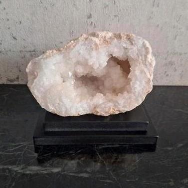 Mooi stuk bergkristal geode op zwarte voet Chic, Verzamelen, Mineralen en Fossielen, Ophalen of Verzenden