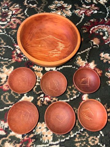 Houten schaal met kleine schaaltjes beschikbaar voor biedingen