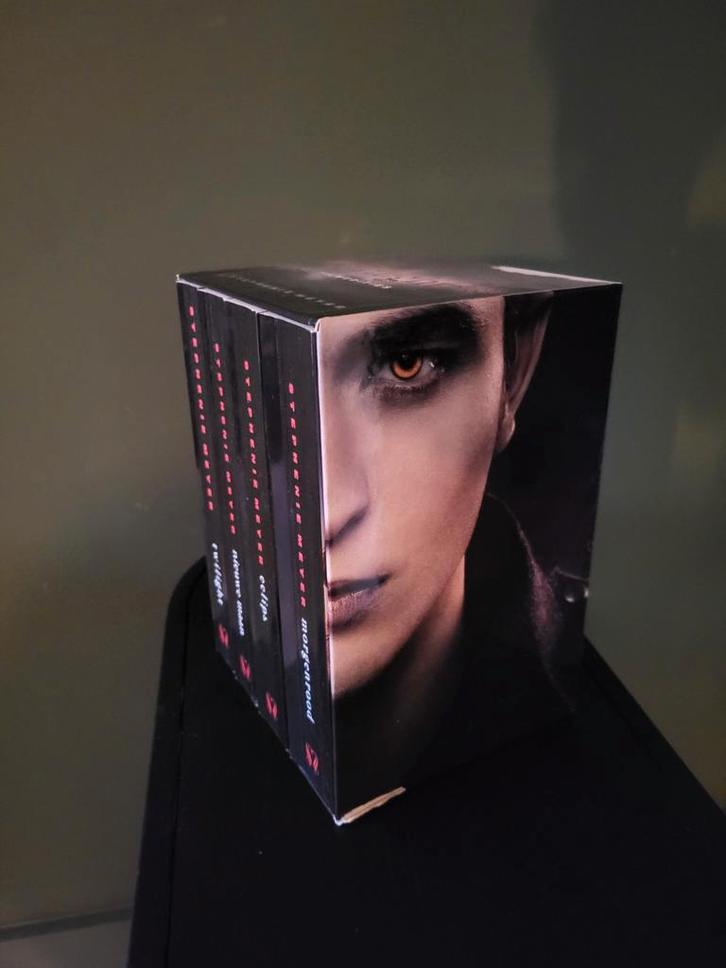 De Twilight Saga – Stephenie Meyer – filmeditie boxset, Boeken, Fantasy, Gelezen, Ophalen of Verzenden
