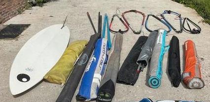 Windsurf planken zeilen gieken masten evt. met aanhanger, Watersport en Boten, Windsurfen, Gebruikt, Complete set, Met vin(nen)