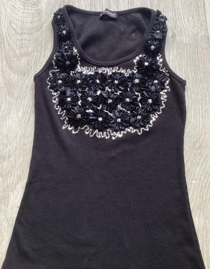 Zwarte Top met Bloemen - Maat M / L, Kleding | Dames, Tops, Zo goed als nieuw, Maat 36 (S), Zwart, Zonder mouw, Ophalen of Verzenden