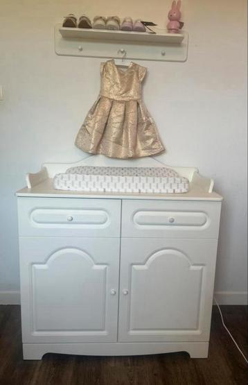 Babykamer wit beschikbaar voor biedingen