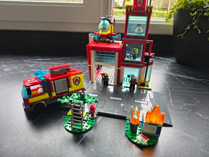 LEGO City - 60320 Fire Station / Brandweerkazerne, Kinderen en Baby's, Speelgoed | Duplo en Lego, Zo goed als nieuw, Lego, Complete set