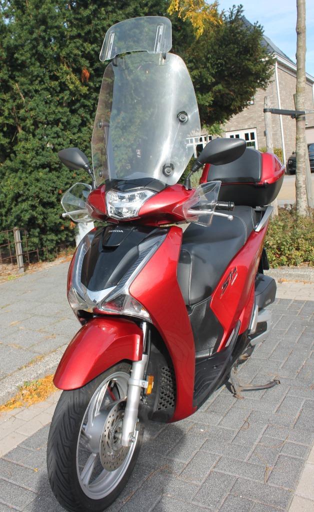 Honda SH150i , van 28-09-2019 , 13493km , laatste week, Motoren, Motoren | Honda, Particulier, Scooter, 12 t/m 35 kW, ABS, LED Verlichting