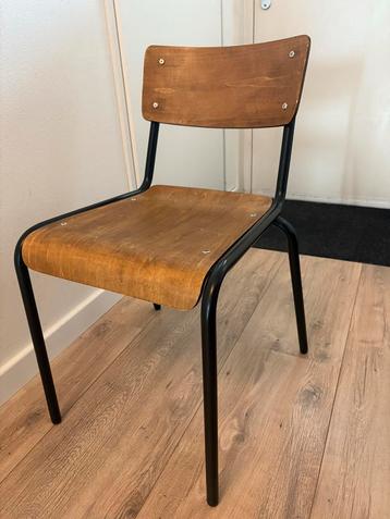 Twee Houten Stoelen, vintage look. Zwart metaal en hout. beschikbaar voor biedingen