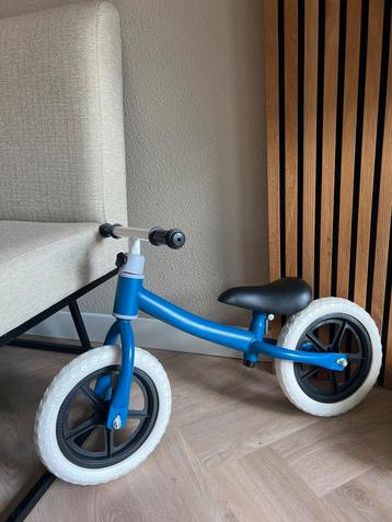Blauwe loopfiets in goede staat beschikbaar voor biedingen