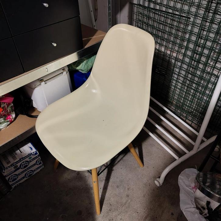 Gratis Kuipstoel - Eames Stijl, Huis en Inrichting, Stoelen, Gebruikt, Eén, Hout, Kunststof, Wit, Ophalen of Verzenden