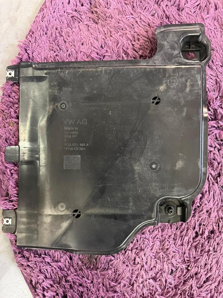 VW Polo 2G / AW1 deel Onderplaat 2Q0 825 101 A, Auto-onderdelen, Carrosserie en Plaatwerk, Spatbord, Volkswagen, Voor, Gebruikt