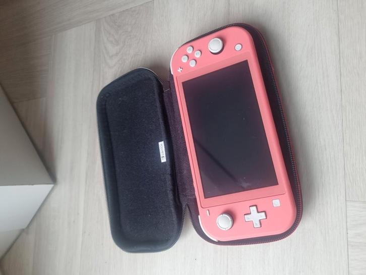 Nintendo Switch lite incl beschermhoes, Mario Kart en lader, Spelcomputers en Games, Spelcomputers | Nintendo Switch Lite, Gebruikt