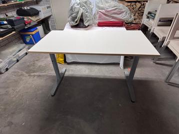 Net Wit IKEA Galant Bureau met Grijs onderstel - afbeelding 1