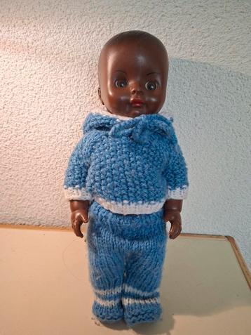 Vintage zwarte gemerkte unica babypop met gebreide kleding beschikbaar voor biedingen