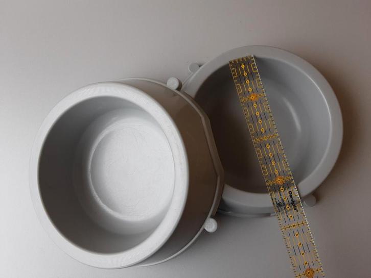 2 stuks voerbak drinkbak kunststof samen euro 5,00, Dieren en Toebehoren, Hondenvoerbakken en Drinkbakken, Zo goed als nieuw, Ophalen of Verzenden