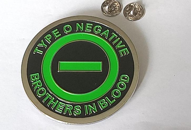Type O Negative erg mooie Brothers in blood pin badge speld, Verzamelen, Muziek, Artiesten en Beroemdheden, Nieuw, Overige typen