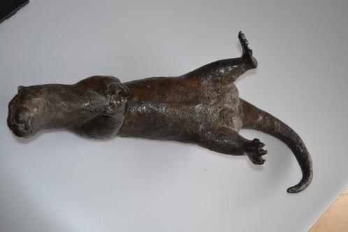Bronzen otter, bijna 60 cm lang en gesigneerd, Antiek en Kunst, Kunst | Beelden en Houtsnijwerken, Ophalen