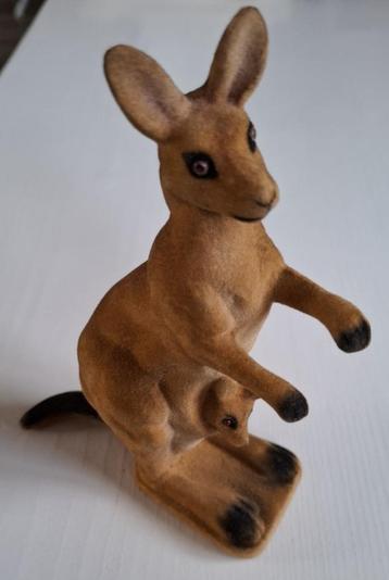 Vintage flock kangoeroe met jong beschikbaar voor biedingen