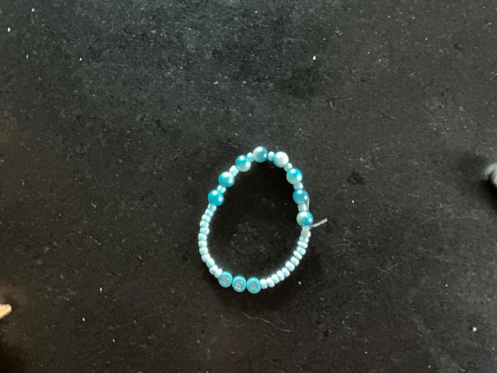 Blauwe kralen armband, Sieraden, Tassen en Uiterlijk, Armbanden, Gebruikt, Elastiek, Blauw, Met bedels of kralen, Ophalen