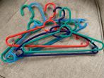 Blauwe kledinghangers zwarte kleding hangers en gekleurde., Ophalen, Zo goed als nieuw