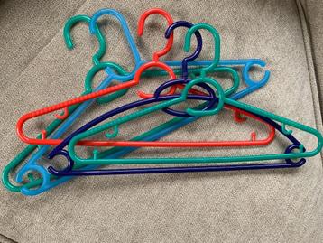 Blauwe kledinghangers zwarte kleding hangers en gekleurde. beschikbaar voor biedingen
