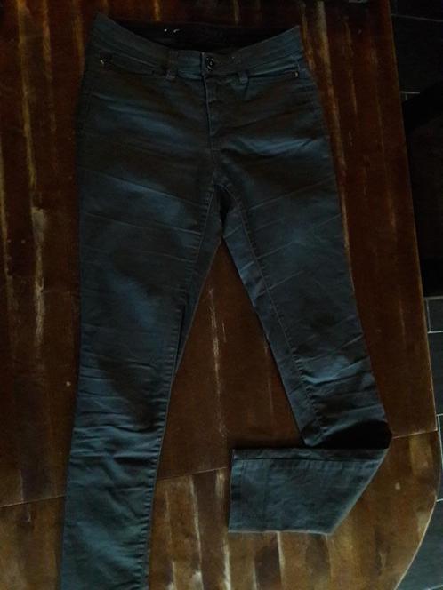 Vero Moda jeans met coating in maat 27x34. zgan Grijs, Kleding | Dames, Broeken en Pantalons, Zo goed als nieuw, Maat 34 (XS) of kleiner