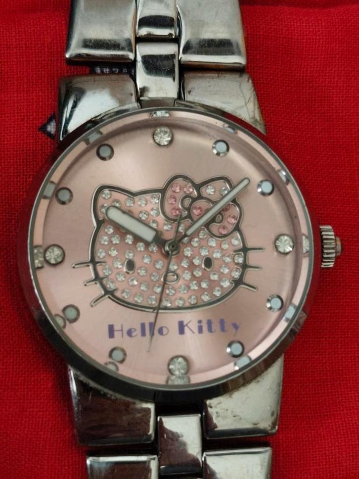 Sanrio Hello Kitty horloge, zachtroze metallic wijzerplaat, Sieraden, Tassen en Uiterlijk, Horloges | Dames, Gebruikt, Polshorloge