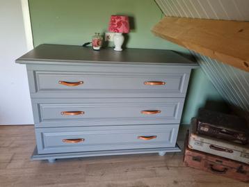 Houten commode met 3 lades beschikbaar voor biedingen