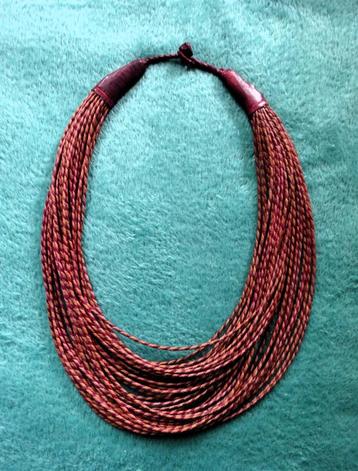 Etnisch ketting 40 dunne snoertjes gedraaid leer bruin/rood  beschikbaar voor biedingen
