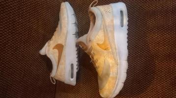 nike air max maat 33.5  roze wit beschikbaar voor biedingen