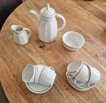 Antiek (1915), 6 persoons koffie servies, wit / gouden rand beschikbaar voor biedingen