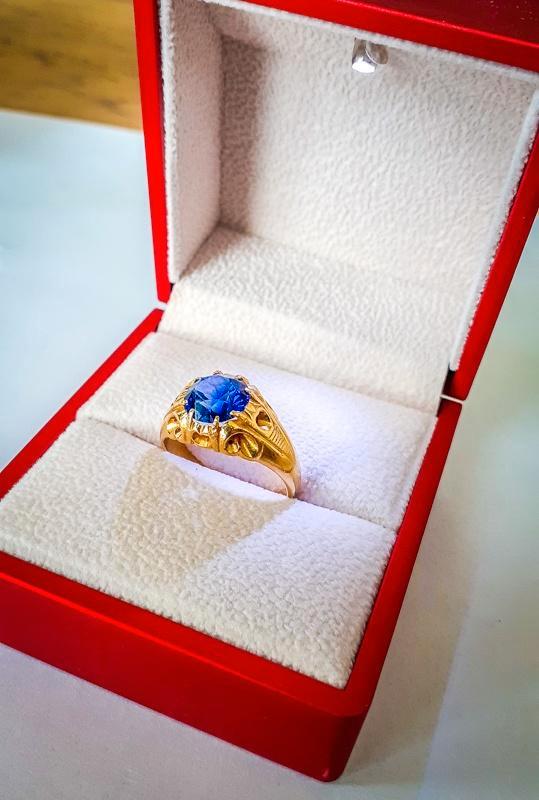 22 karaat gouden herenring zegelring met saffier, Sieraden, Tassen en Uiterlijk, Ringen, Zo goed als nieuw, Heer, 18 tot 19, Goud