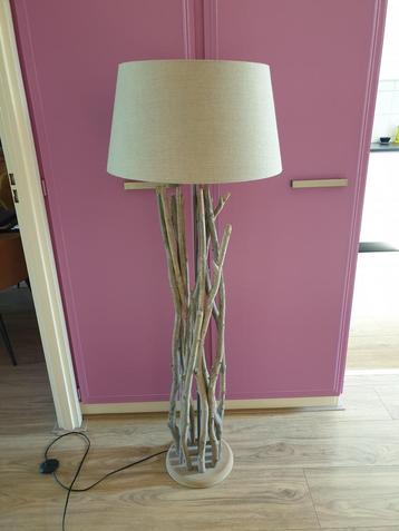 Leuke staande lamp met lichte kap. beschikbaar voor biedingen