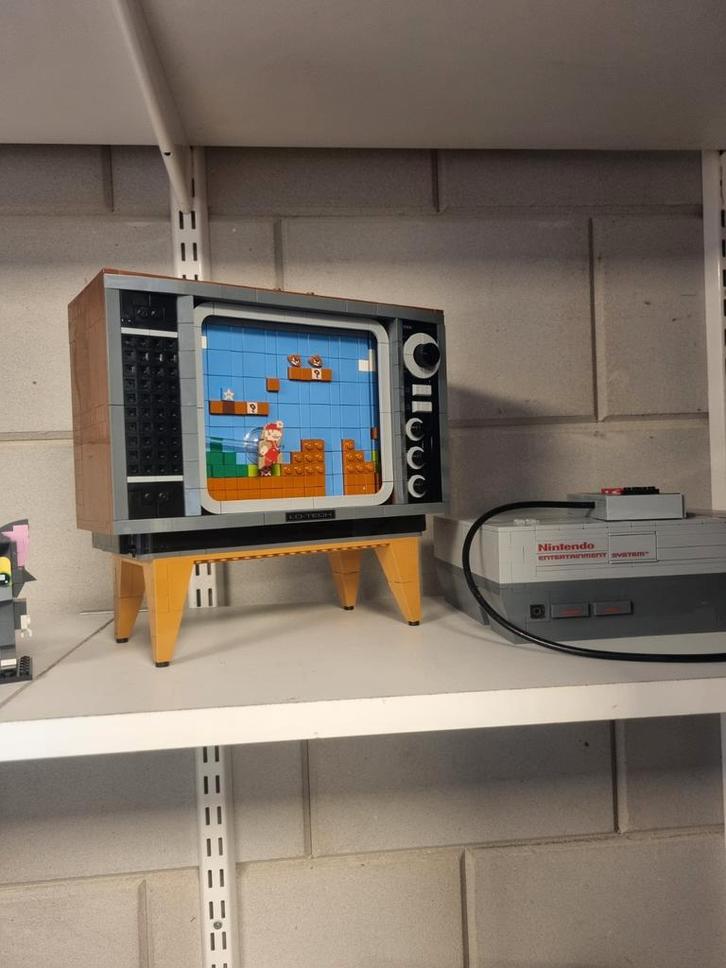 LEGO Nintendo Entertainment System (NES) TV, Spelcomputers en Games, Spelcomputers | Nintendo NES, Zo goed als nieuw, Met 1 controller