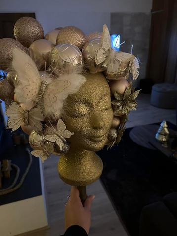 Te koop! Kop met kerstballen beschikbaar voor biedingen