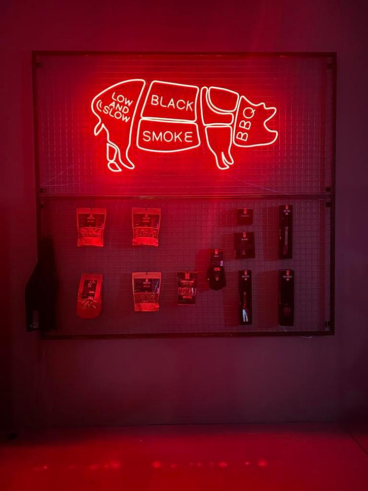 BBQ Rek met NEON Varken Decoratie, Tuin en Terras, Barbecue-accessoires, Zo goed als nieuw, Ophalen