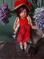 Oude schildpadpop in Schwartzwalder dracht en schildpad labe, Verzamelen, Poppen, Ophalen of Verzenden, Zo goed als nieuw, Pop