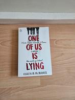 One Of Us Is Lying - Red sprayed edges, Boeken, Ophalen of Verzenden, Zo goed als nieuw