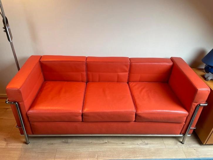 Design driezitsbank Stijl LC2 Le Corbusier – leren bekleding, Huis en Inrichting, Banken | Sofa's en Chaises Longues, Zo goed als nieuw