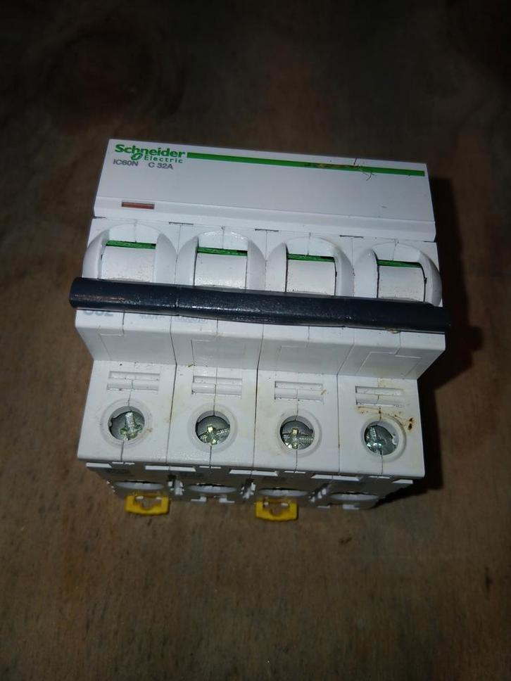 C32 Installatieautomaat - Nieuw of Gebruikt, Doe-het-zelf en Verbouw, Elektra en Kabels, Zo goed als nieuw, Overige typen, Ophalen of Verzenden