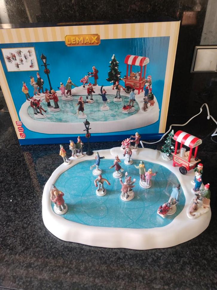 Lemax 'Village Skating Pond with sound' kerstdorp, Diversen, Kerst, Ophalen of Verzenden