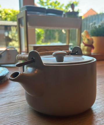 Theepot groen/grijs beschikbaar voor biedingen