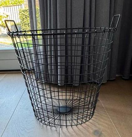 Metalen mand met handvatten – stijlvol & stevig | €20, Huis en Inrichting, Woonaccessoires | Schalen en Manden, Nieuw, Mand, Overige vormen