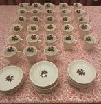 Wedgwood Moss Rose Kopjes & Schotels, 28 stuks, Ophalen of Verzenden, Zo goed als nieuw, Wedgwood, Kop(pen) en/of Schotel(s)