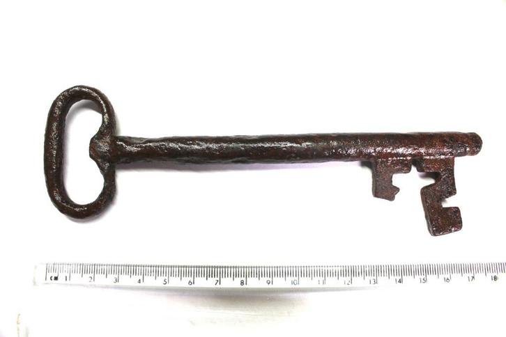 Bodemvondst laat middeleeuwse ijzeren sleutel, Antiek en Kunst, Antiek | Overige Antiek, Verzenden