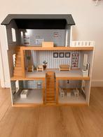 Houten poppenhuis met meubels, Ophalen of Verzenden, Zo goed als nieuw, Poppenhuis
