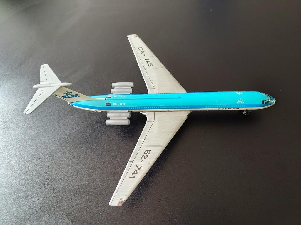 Petit avion en tôle jaune. Travail artisanal. - Hôtel des ventes d'Avignon