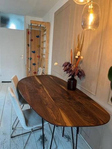 Ovale noten hout eettafel organisch op maat gemaakt beschikbaar voor biedingen