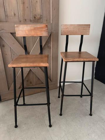 2 mooie industriële barkrukken beschikbaar voor biedingen
