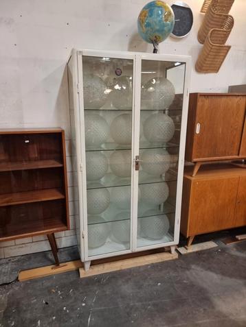 Vintage XL  vitrine industrieel jaren 60 beschikbaar voor biedingen