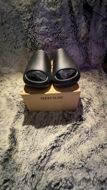Yeezy slide zwart maat 44 zo gloed als nieuw! beschikbaar voor biedingen