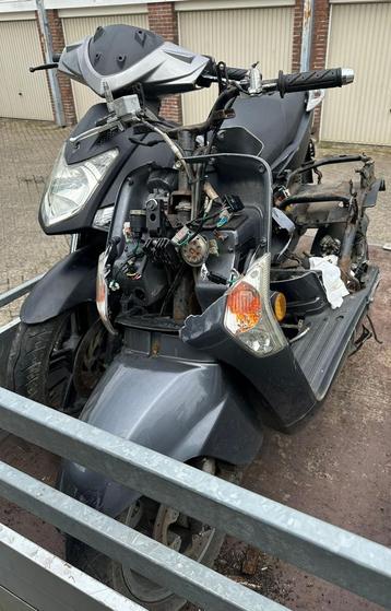 Opknap/onderdelen scooters beschikbaar voor biedingen