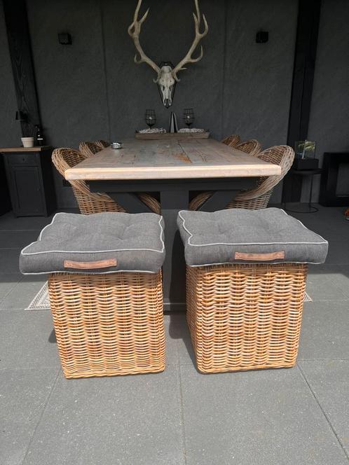 2 stoere stevige rieten krukjes met antraciet kussen., Tuin en Terras, Tuinsets en Loungesets, Zo goed als nieuw, Ophalen